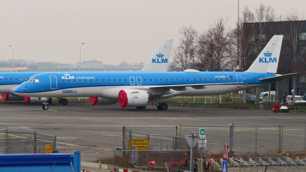 E195-E2 estacionado en el aeropuerto de Schiphol debido a los problemas con los Pratt & Whitney. Foto: Hava Sosyal Medya