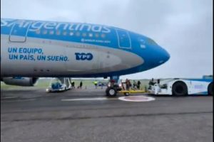 El A330 de Aerolíneas Argentinas durante la evacuación.