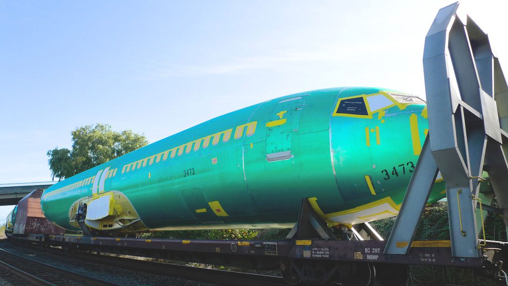 Fuselaje de B737 siendo transportado por tren desde Wichita a Seattle.