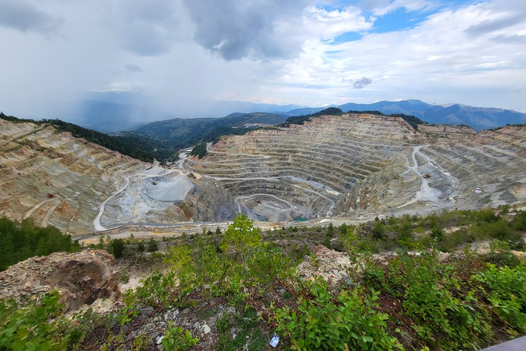 Mina a cielo abierto donde se puede extraer, entre otros minerales, litio de roca dura para vehículos eléctricos.