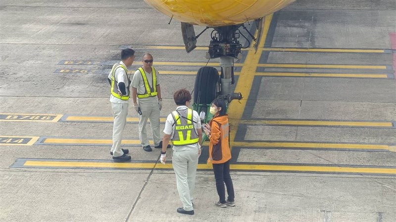 El B787 de Scoot sin la rueda, ya en el aeropuerto de Taipei.