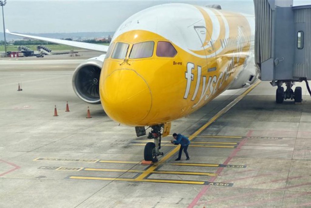 El B787 de Scoot sin la rueda, ya en el aeropuerto de Taipei.