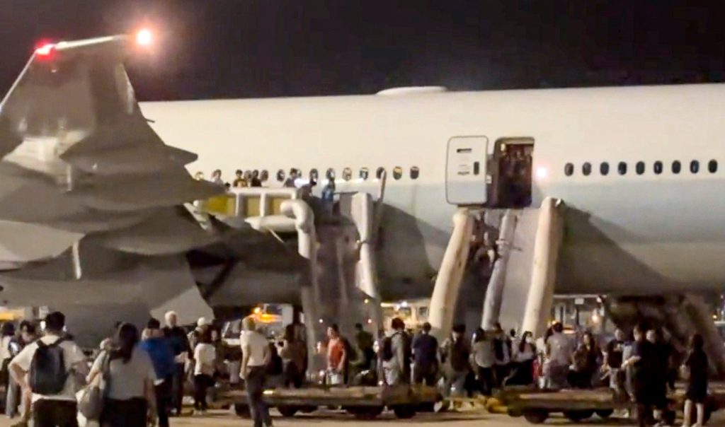 Evacuación del B777 cuando ya estaba en la puerta.