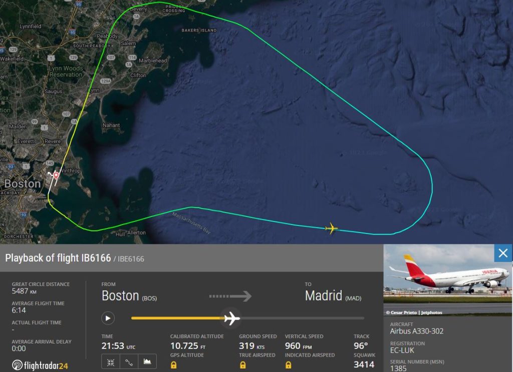 Momento en el que la tripulación del Airbus A330 de Iberia declara emergencia.