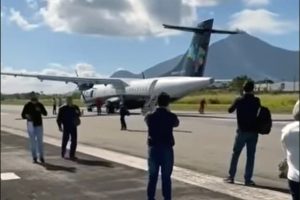 Evacuación del ATR72 en la pista.