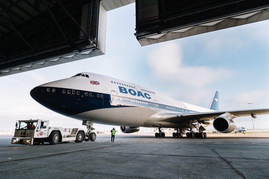 B747 con librea de BOAC saliendo del hangar de pintura poco antes de la pandemia. Foto: British Airways.