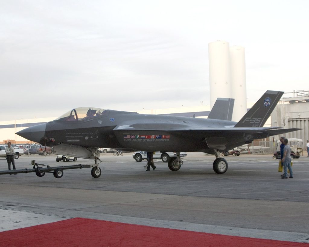 Presentación del F-35 en el año 2006 con los países participantes en el programa: Estados Unidos, Reino Unido, Italia, Países Bajos, Turquía, Canadá, Australia, Dinamarca y Noruega.