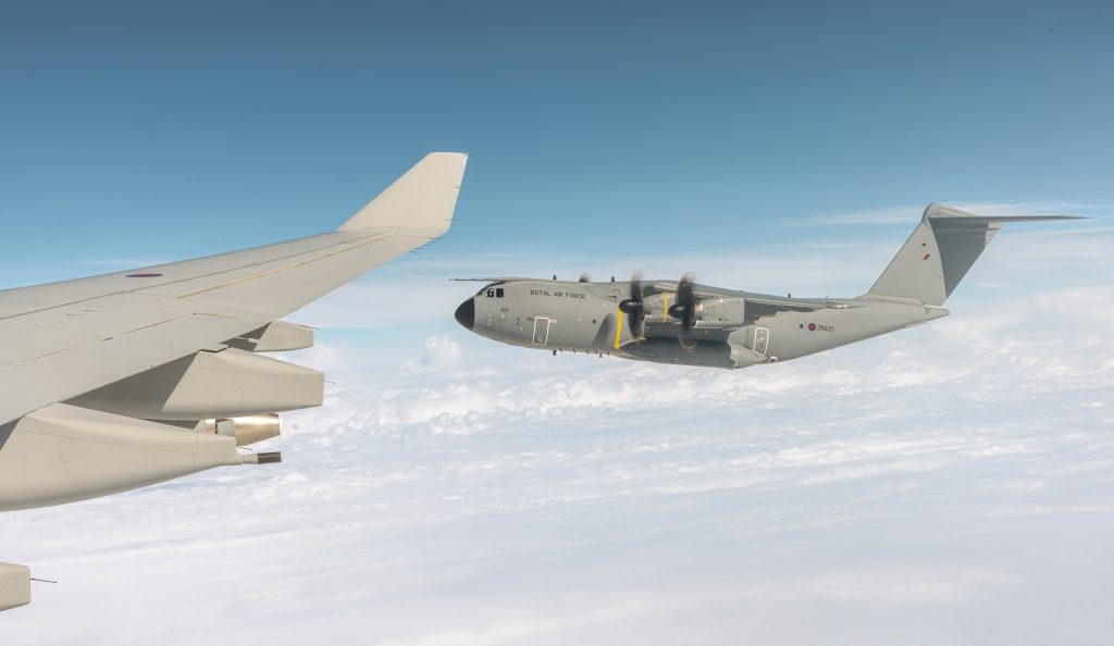 El A400M acompañado por un A330MRTT Voyager. Foto: RAF