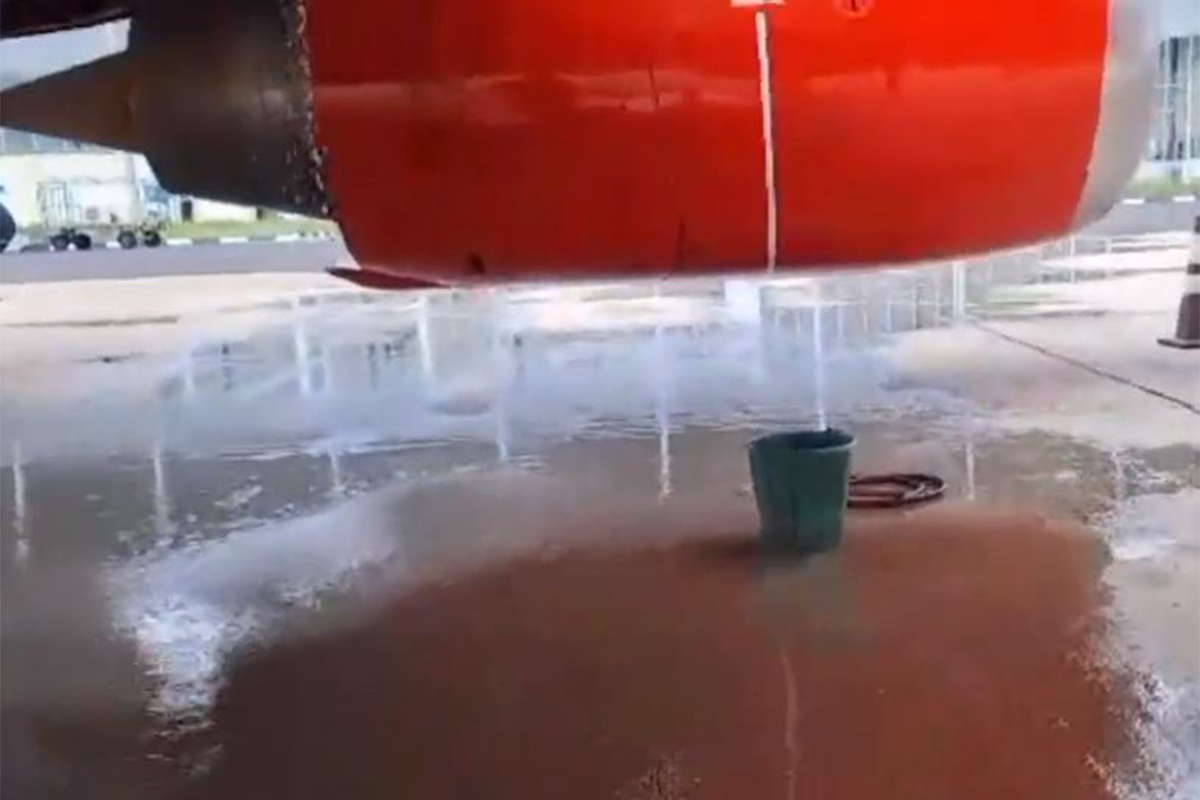 Los tanques de combustible fueron vaciados en la propia plataforma del aeropuerto de Yola, con rudimentarios cubos. 