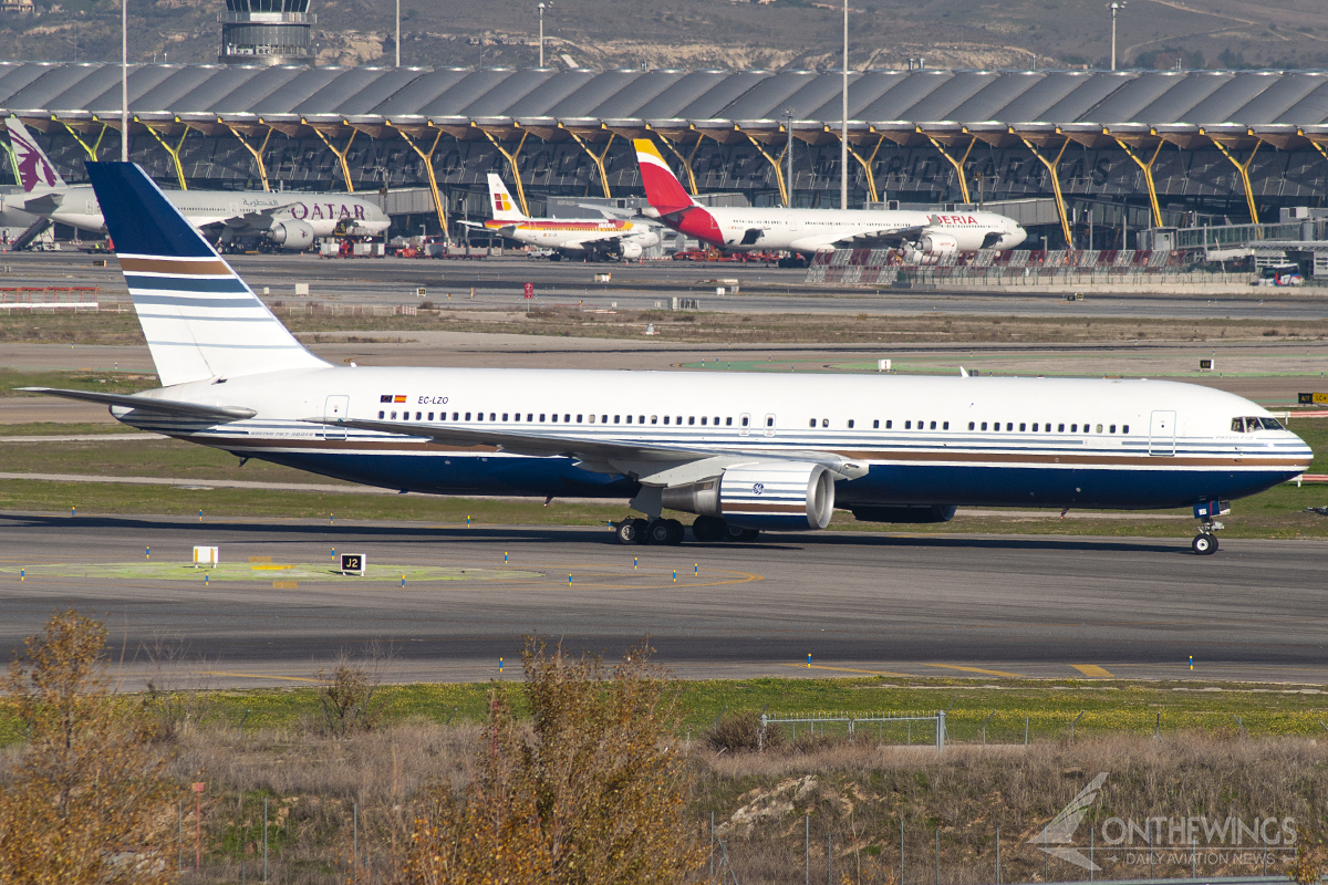 El B767-300ER EC-LZO de Privilege rodando por Barajas.