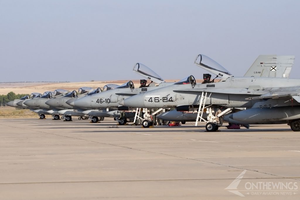 F-18 y Harrier al fondo, que también tienen que ser sustituidos.