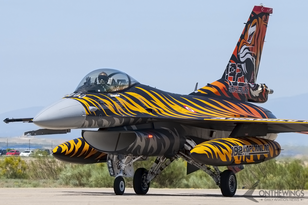 F-16 turco con la decoración especial para el Nato Tiger Meet de Zaragoza del 2016.