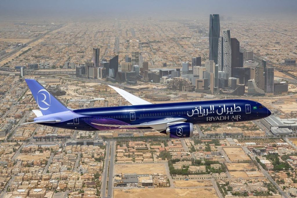 El B787 de Boeing con librea de Riyadh Air sobrevolando Arabia Saudí pocos días después de su presentación