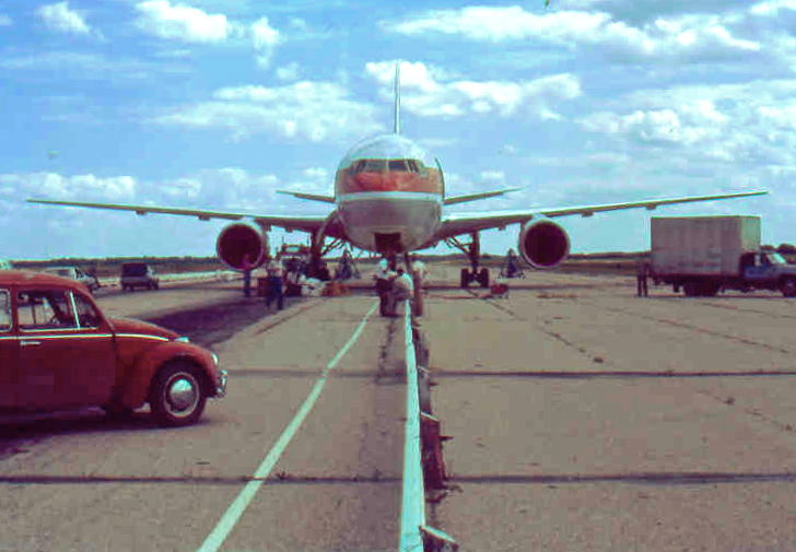 El B767 de Air Canada sobre su tren de aterrizaje, durante las reparaciones llevadas a cabo antes de salir. 