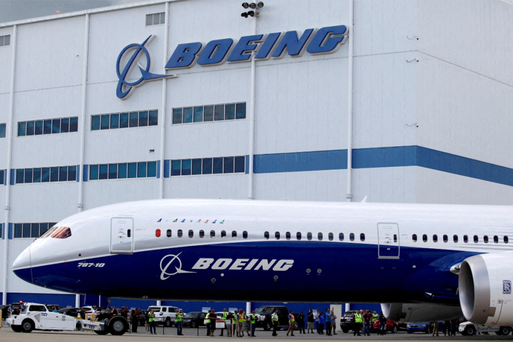 B787 delante de las instalaciones de Boeing.