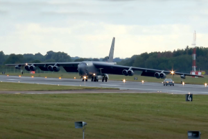 Captura del video de Epicaviation47 del rodaje del B-52 en el RIAT.