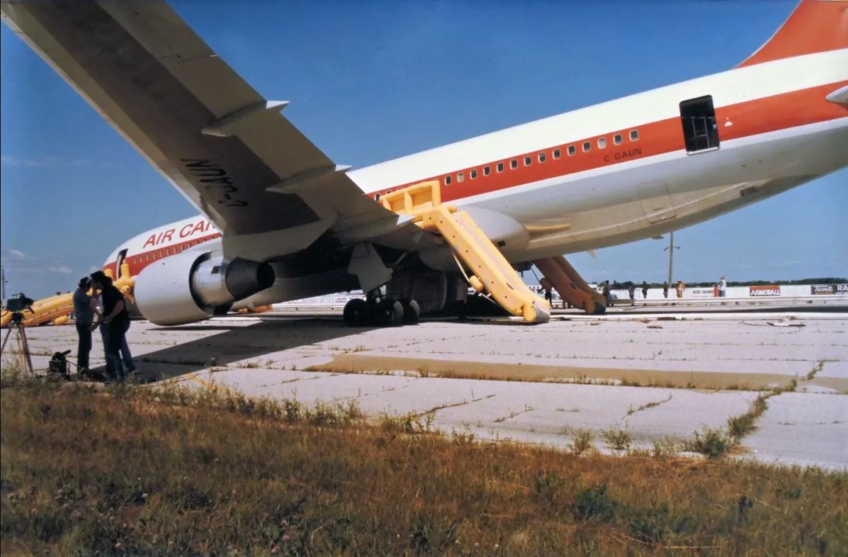 El avión de Air Canada en medio de la antigua pista en desuso, reconvertida a pista de carreras. Foto: FAA