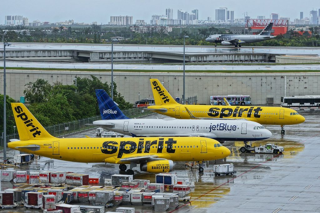 Varios aviones de Spirit Airlines y JetBlue en el aeropuerto de Fort Lauderdale