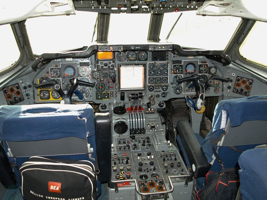 El "mapa digital" del Trident en medio de la cabina de vuelo.