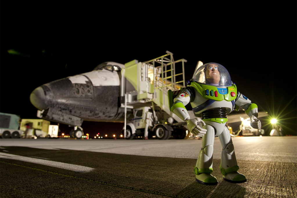 Buzz Lightyear después de descender del Transbordador Espacial Discovery en la base aérea de Edwards.