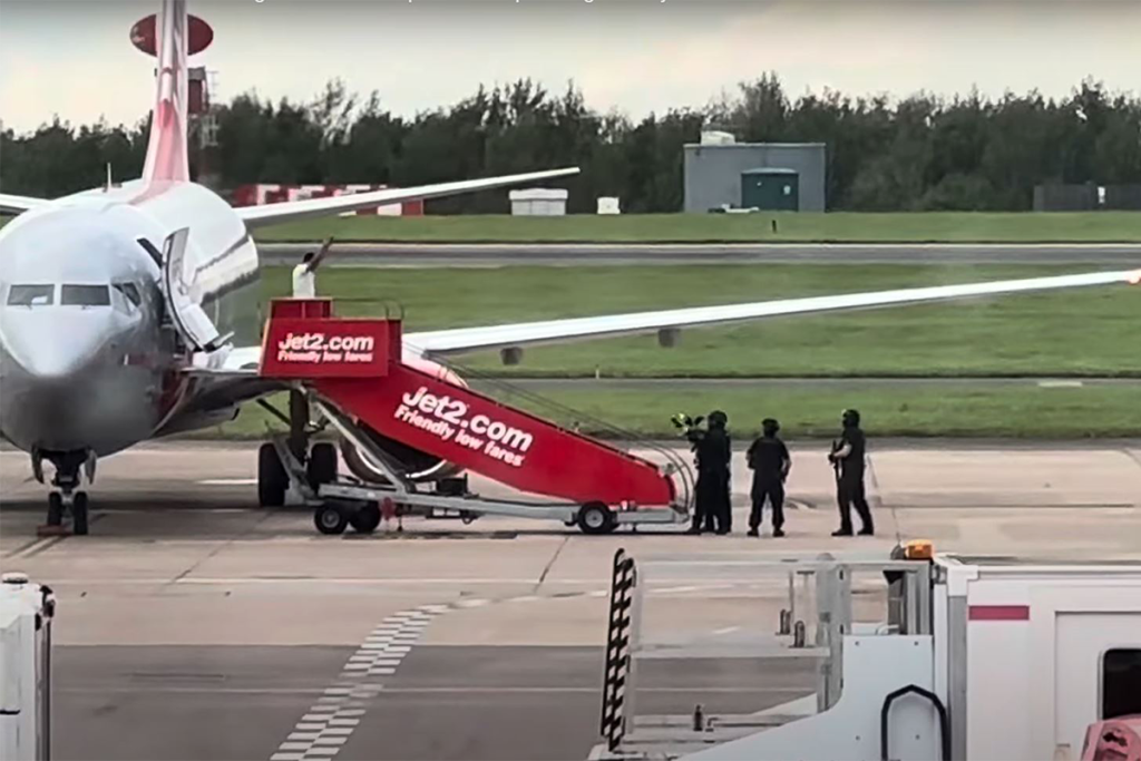 Pasajero que amenazó de broma con una bomba a bordo bajando del Boeing B737