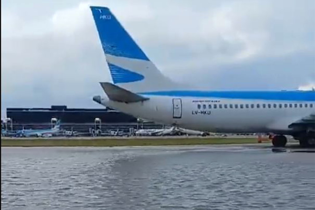 Un B737 junto a una balsa de agua en el aeropuerto de Ezeiza, en Buenos Aires.