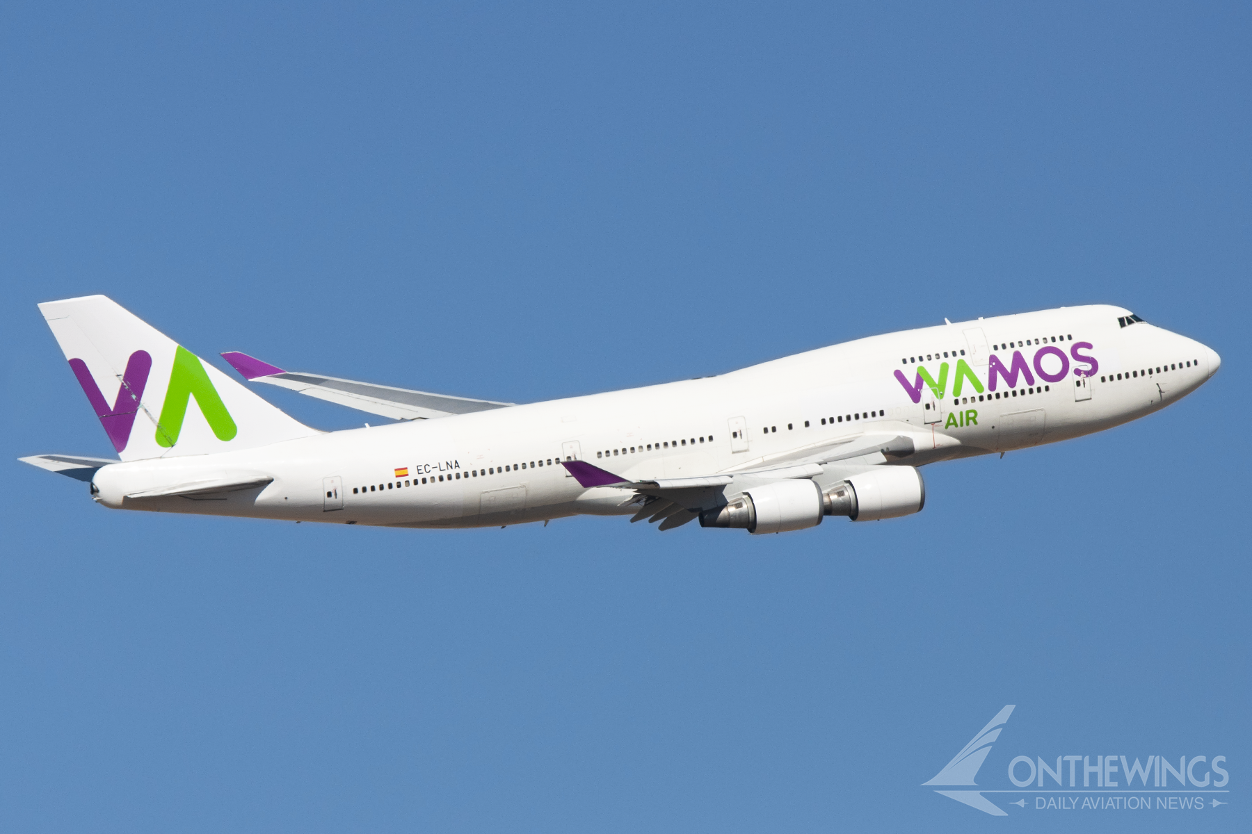 El Boeing 747-400 de Wamos Air con matrícula EC-LNA en uno de sus despegues de Madrid en el año 2015.