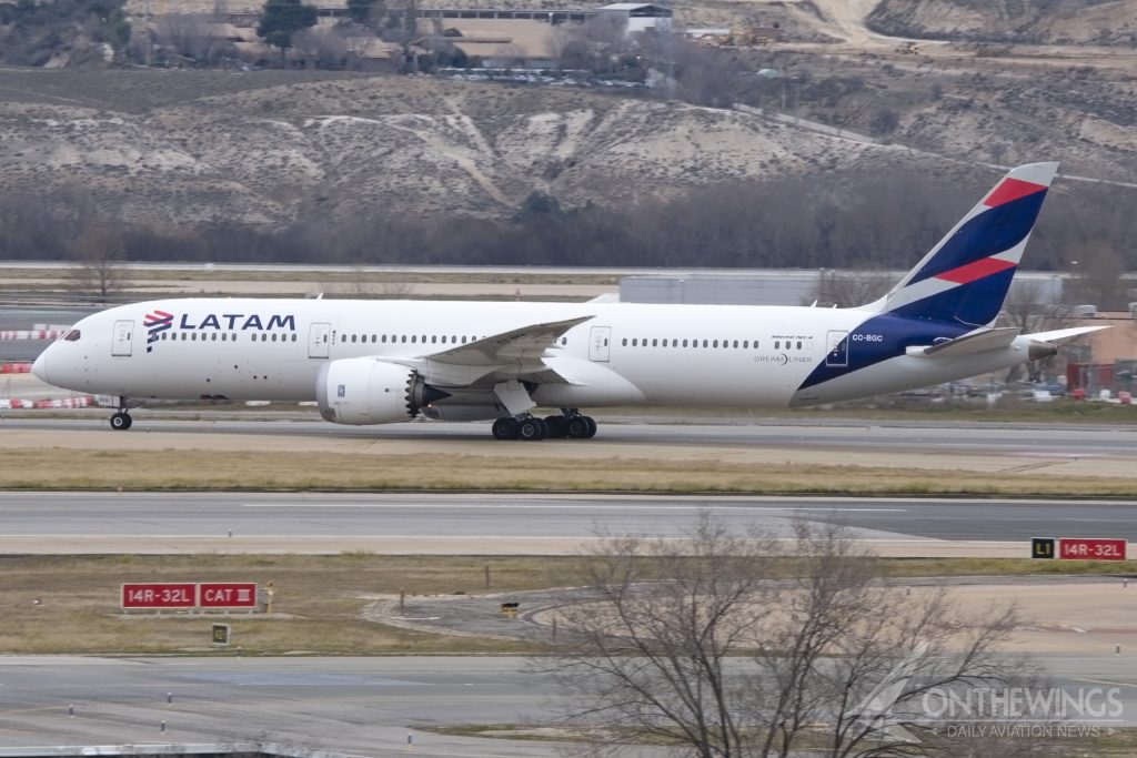 Boeing B787-9 de LATAM poco después de aterrizar en el aeropuerto de Madrid - Barajas.