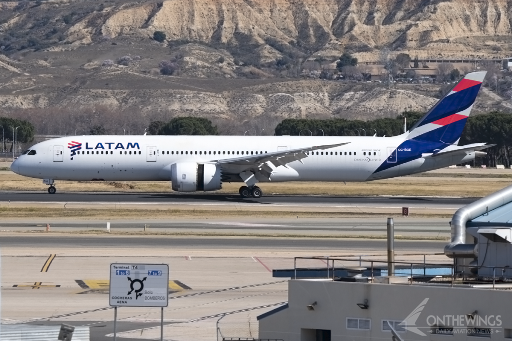 Boeing B787-9 de LATAM Airlines aterrizando.