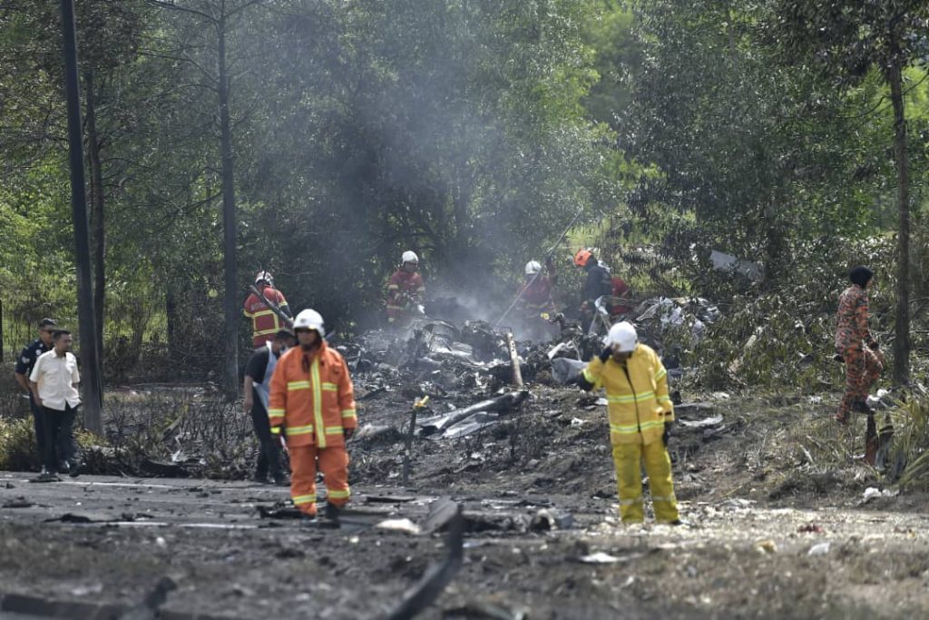 La mayor parte de los restos del avión han acabado en un parque cercano.