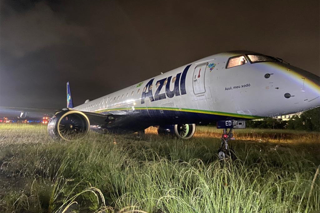 Embraer E195-E2 de Azul tras su salida de pista