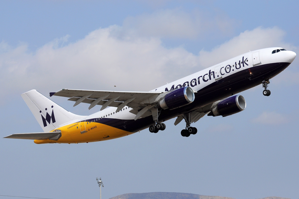 Airbus A300 de Monarch Airlines despegando desde el aeropuerto de Alicante