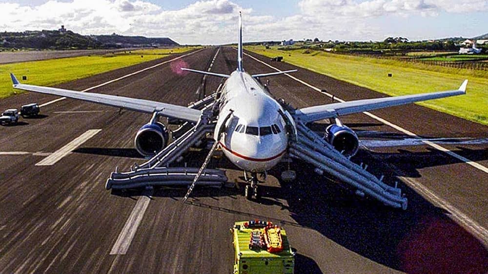 El avión de Air Transat ya en tierra.