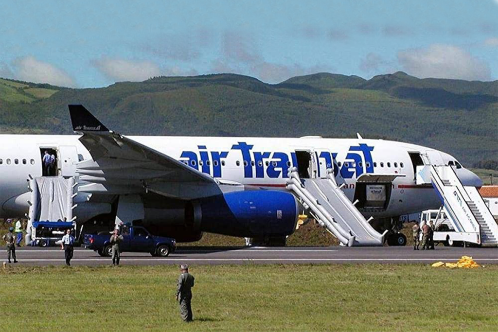 El A330-200 de Air Transat la mañana después del aterrizaje