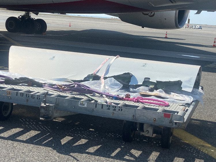 Slat dañado, ya retirado del avión, del Airbus A380 de Emirates.