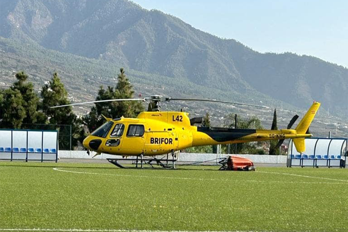 El helicóptero apedreado esta mañana, ya en tierra en un campo de fútbol de la localidad