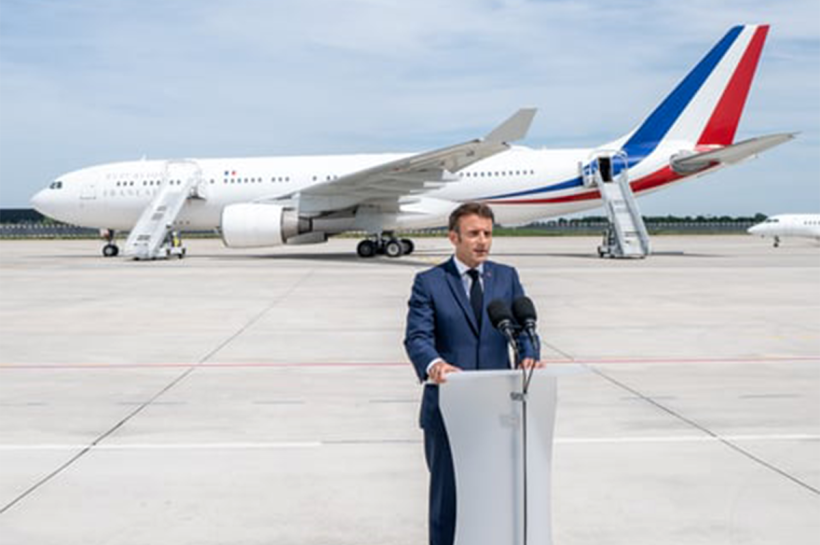 El presidente de Francia, Emmanuel Macron, delante de un A330VIP que utiliza para sus desplazamientos