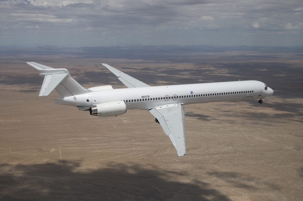 MD-90 de Boeing y la NASA poco antes de aterrizar en Palmdale