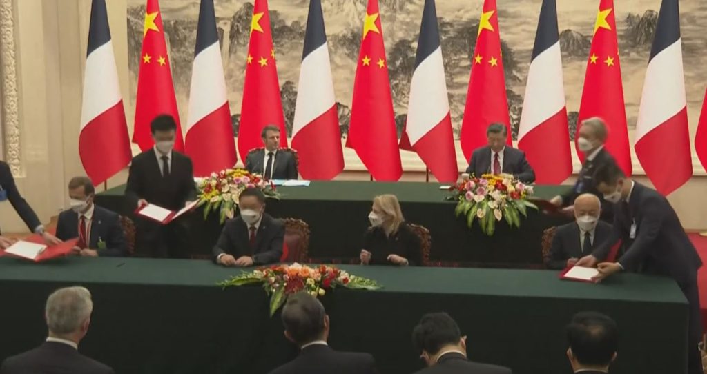 Firma de un contrato entre altos directivos de Airbus y directivos chinos para aumentar la producción de aviones en China y cerrar la compra de 160 aviones ante Emmanuel Macron y Xi Jinping este mismo año.