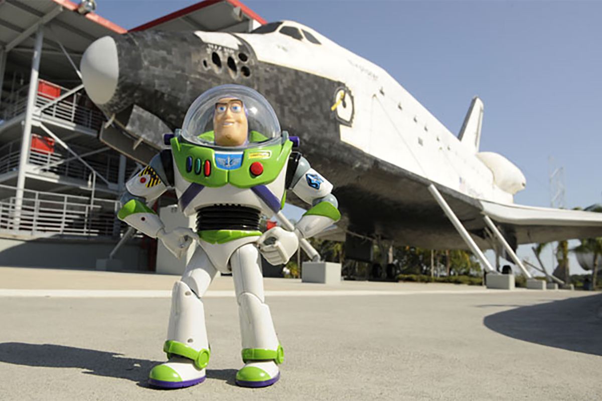 Buzz Lightyear delante de un transbordador espacial antes de la misión STS-124