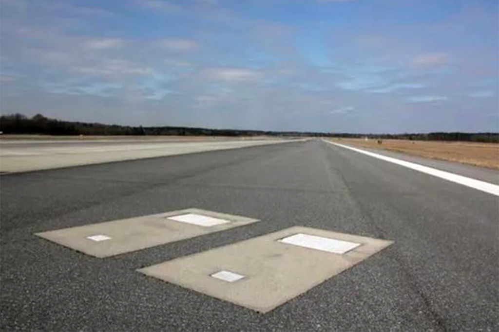 Las dos tumbas en mitad de la pista 10/18 del aeropuerto de Savannah