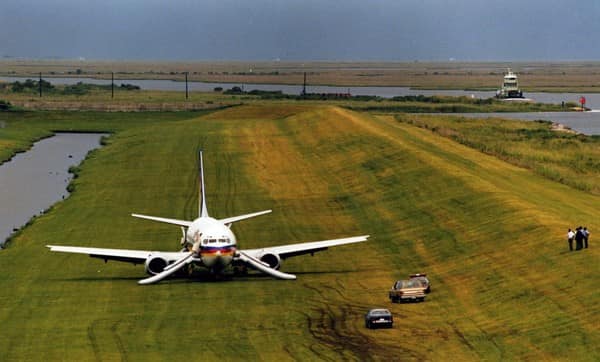 El Boeing 737 de TACA, al contrario que el A320 de Ural Airlines, aterrizó en una zona cercana a una infraestructura que pudo utilizar para despegar.