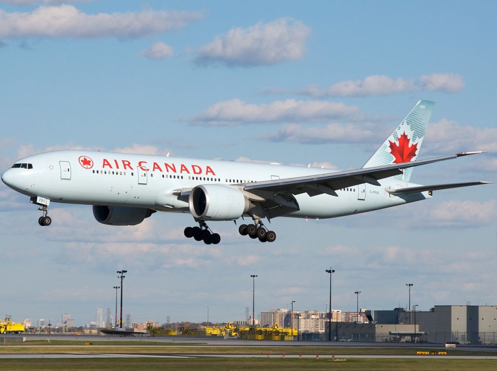 Uno de los Boeing 777-200LR de Air Canada con la antigua librea de la compañía. Foto: BriYYZ