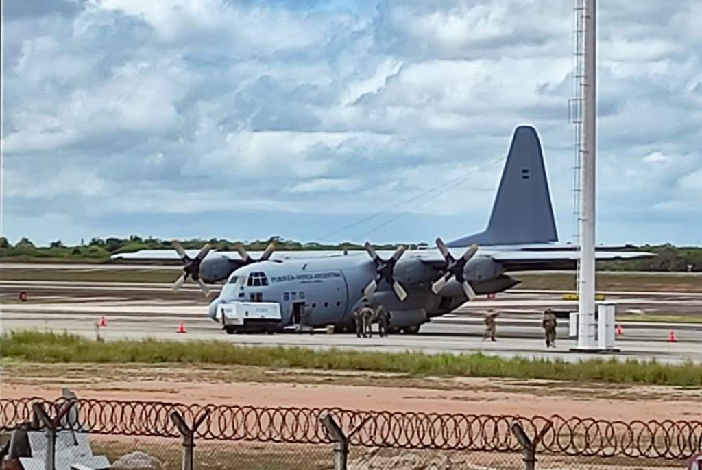 Otra perspectiva del C-130 argentino en el aeropuerto de Natal.