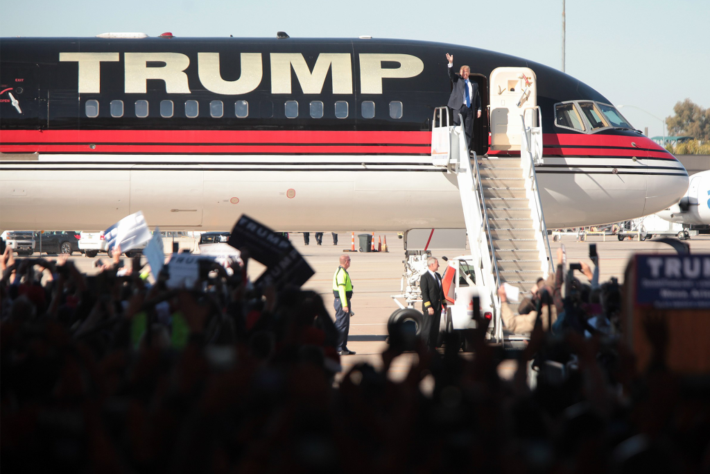 Donald Trump descendiendo de su Boeing 757-200 antes de dar un discurso. Foto: Gage Skidmore