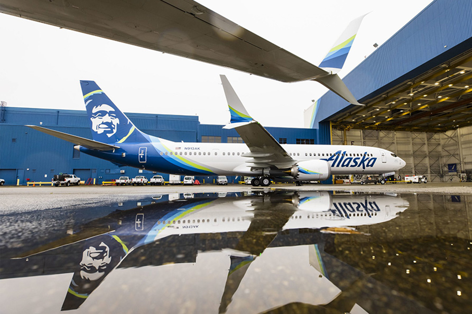 Un Boeing 737 MAX9 visto desde debajo de un 737-800 de Alaska Airlines