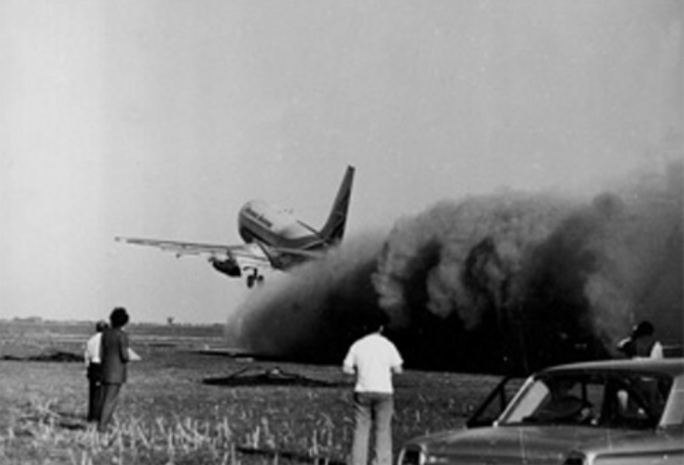 Momento de despegue del 737-200 de Aerolíneas Argentinas