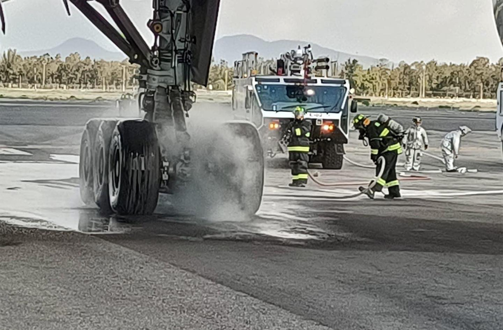 Detalle del tren de aterrizaje del avión. Foto: Bomberos del aeropuerto de CDMX