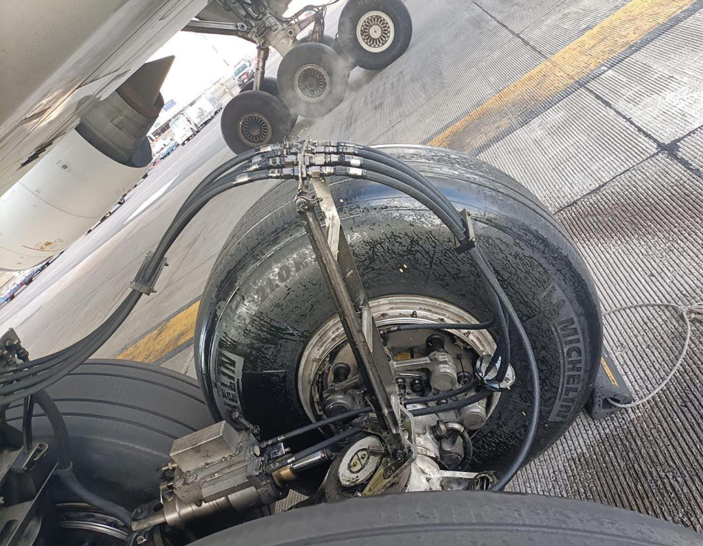 Detalle del tren de aterrizaje del avión cuando se encontraba ya en su parking asignado. Foto: Bomberos del aeropuerto de CDMX