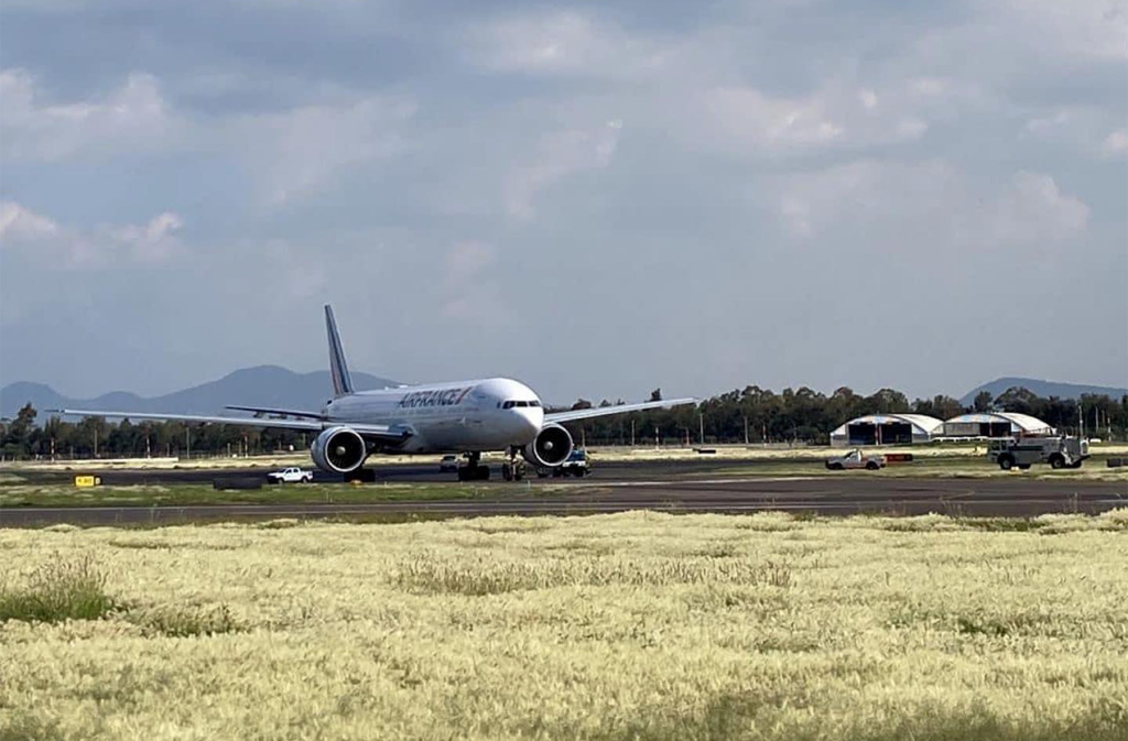 El avión aún parado después de librar la pista activa 05R.